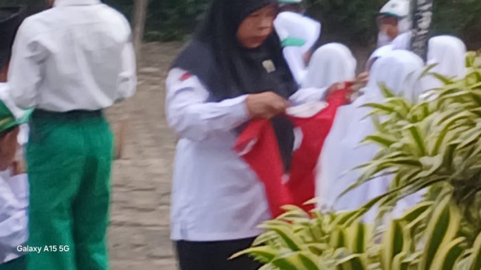 MIN 2 MUARO JAMBI MELAKSANAKAN UPACARA BENDERA RUTIN SETIAP HARI SENIN