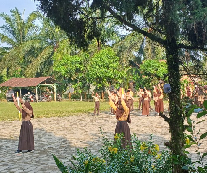 Bilqis Mahira Pimpin Senam Pagi Cerah di MIN 2 Muaro Jambi