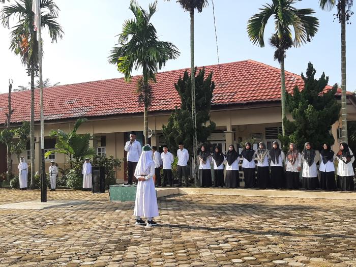 MIN 2 Muaro Jambi memperingati Hari Pendidikan Nasional