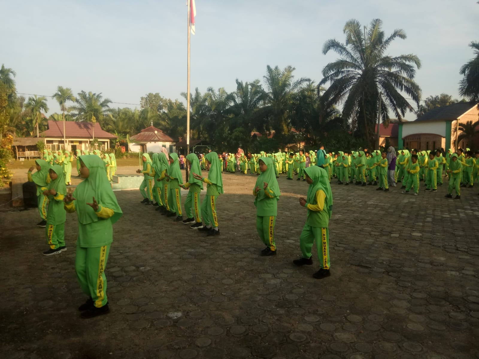 MIN 2 MUARO JAMBI;KEGIATAN RUTIN SEMARAK SENAM SEHAT 'SEMANGAT'