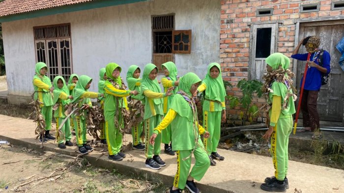 Siswa MIN 2 Muaro Jambi Ikuti Kegiatan Hiking