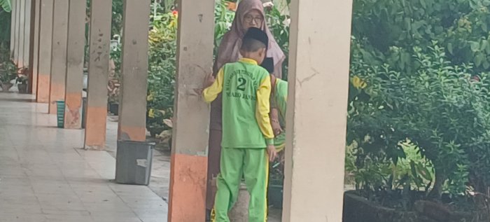 Ruslawati Bimbing Siswa MIN 2 Muaro Jambi Terapkan Hidup Sehat