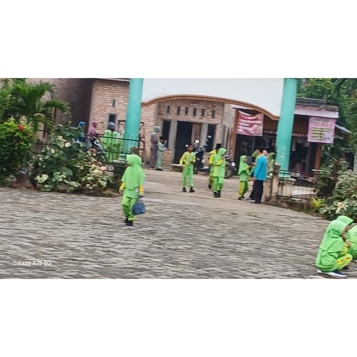 Guru MIN 2 Muaro Jambi Sambut Siswa Setiap Pagi
