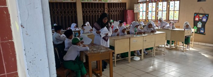 Hamidah Mulai Bagikan Soal Ujian di MIN 2 Muaro Jambi Hamidah Mulai Bagikan Soal Ujian di MIN 2 Muaro Jambi