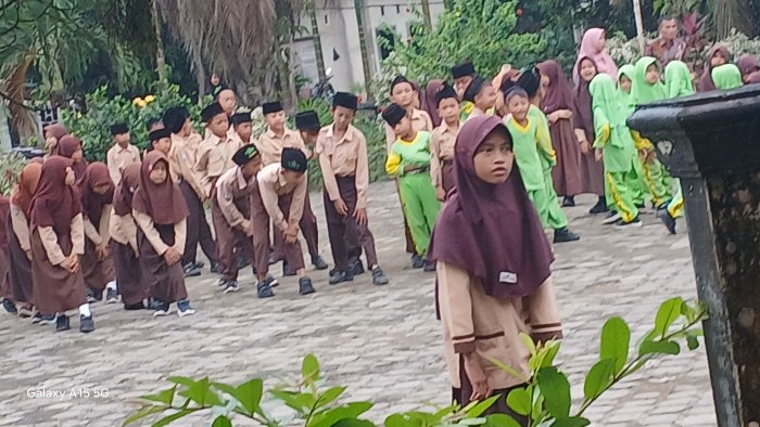 Khanza dan Nahla Pimpin Senam Pagi di Desa Tarikan