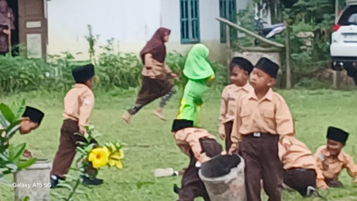 Ilham dan Teman Ajak Warga Desa Tarikan Jaga Kebersihan