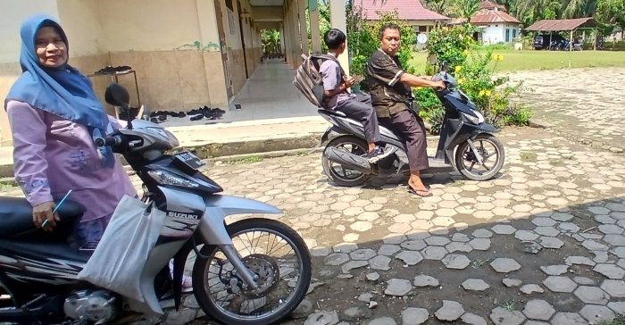 Staf MIN 2 Muaro Jambi Dampingi Siswa Sakit Pulang ke Rumah