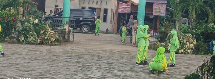 Guru MIN 2 Muaro Jambi Sambut Siswa di Depan Gerbang Guru MIN 2 Muaro Jambi Sambut Siswa di Depan Gerbang