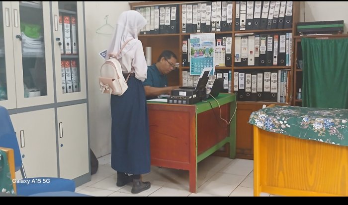 Staf Tata Usaha Tegaskan Ketelitian Dokumen Yang DiLegalisir Ijazah Alumni
