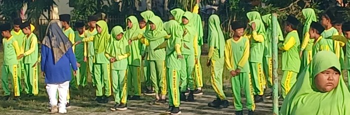 Guru dan Siswa Kelas 5B Tarikan Adakan Senam Bersama