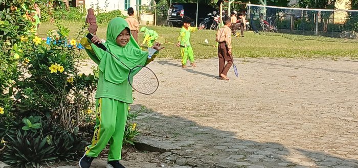 Siswa Kelas 3B Madrasah Latihan Servis Bulu Tangkis