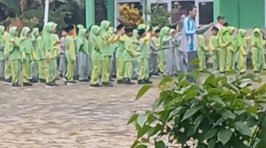 Wakil Kepala Kesiswaan MIN 2 Muaro Jambi Dampingi Senam Pagi