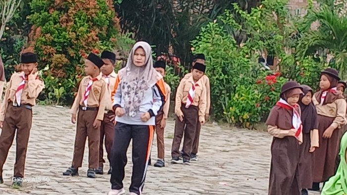 Guru Fikih MIN 2 Muaro Jambi Dampingi Senam Bersama Siswa