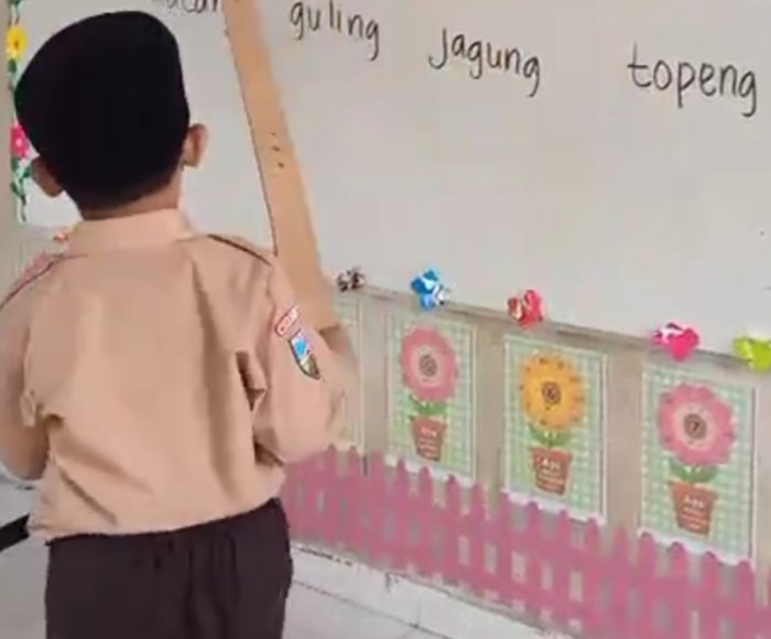 Yerlina Ajak Siswa Kelas 1B Percaya Diri di Kelas