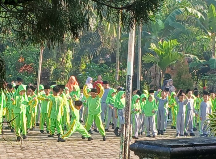 Wali Kelas Dampingi Siswa Kelas 3 Senam Pagi
