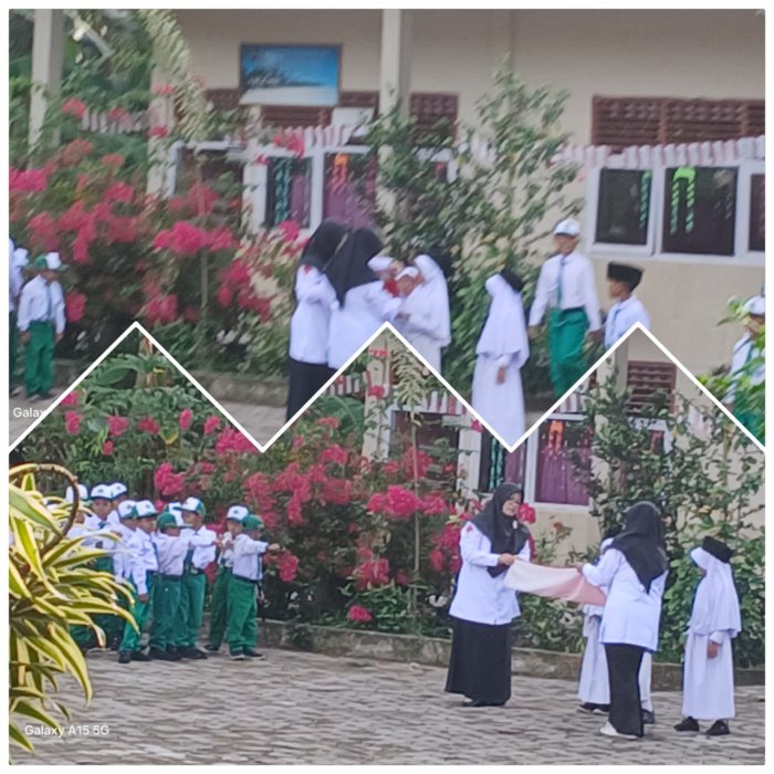 Wali Kelas MIN 2 Muaro Jambi Serahkan Bendera ke Petugas Upacara