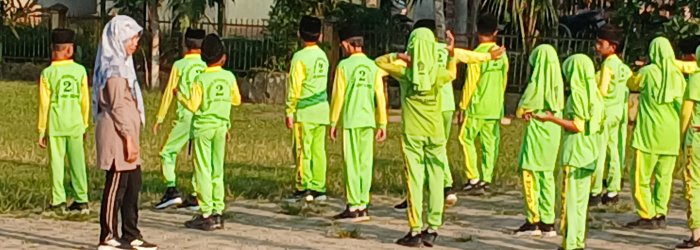 Wali Kelas MIN 2 Muaro Jambi Terapkan Disiplin Sejak Dini Wali Kelas MIN 2 Muaro Jambi Terapkan Disiplin Sejak Dini