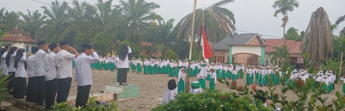 MIN 2 Muaro Jambi Laksanakan Upacara Bendera Rutin MIN 2 Muaro Jambi Laksanakan Upacara Bendera Rutin