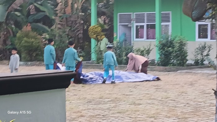 Kegiatan pasang alas tikar untuk baca Yasinan di MIN 2 Muaro Jambi 