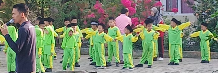 Yerlina Dampingi Siswa Kelas 1B dalam Kegiatan Lapangan