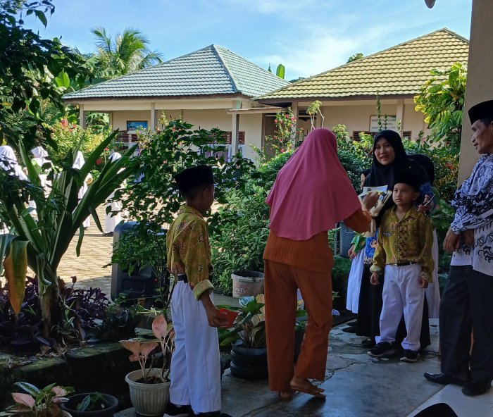 Dewi Yati Martini Terima Bingkisan di Hari Guru ke-80