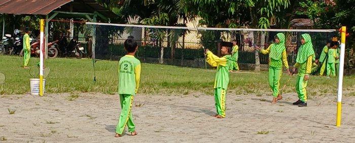 Latihan Bulutangkis Rutin Siswa MIN 2 Muaro Jambi Latihan Bulutangkis Rutin Siswa MIN 2 Muaro Jambi