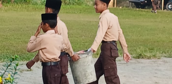 Siswa MIN 2 Muaro Jambi Aktif Jaga Kebersihan Saat  Cuaca  Hujan