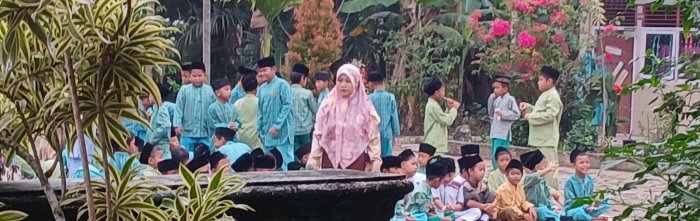 Dewi Yati Martini Persiapkan Bacaan Yasin di Madrasah Dewi Yati Martini Persiapkan Bacaan Yasin di Madrasah