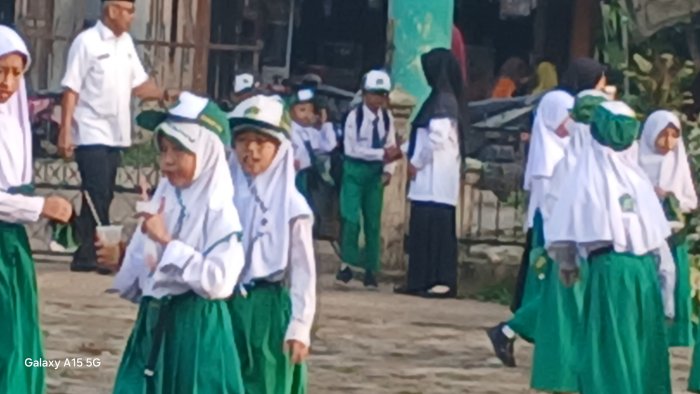 Guru dan Staf  MIN 2 Muaro Jambi Sambut Kehadiran Siswa