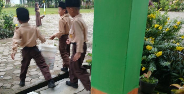 Siswa Kelas 3A MIN 2 Muaro Jambi Galakkan Madrasah Bebas Sampah