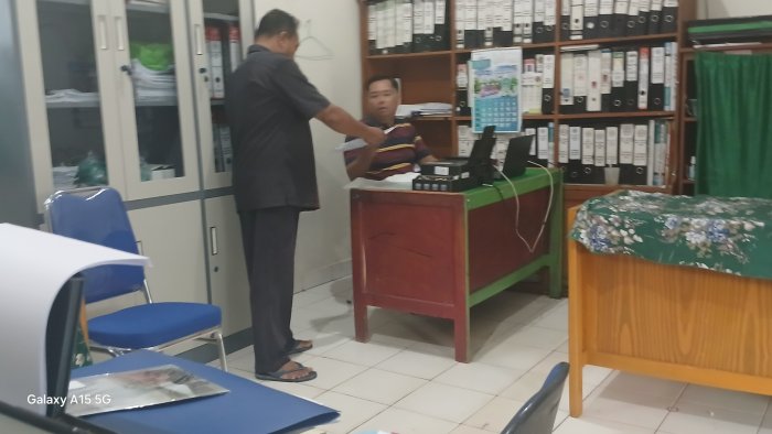 Operator MIN 2 Muaro Jambi Serahkan Berkas Legalisir Siswa