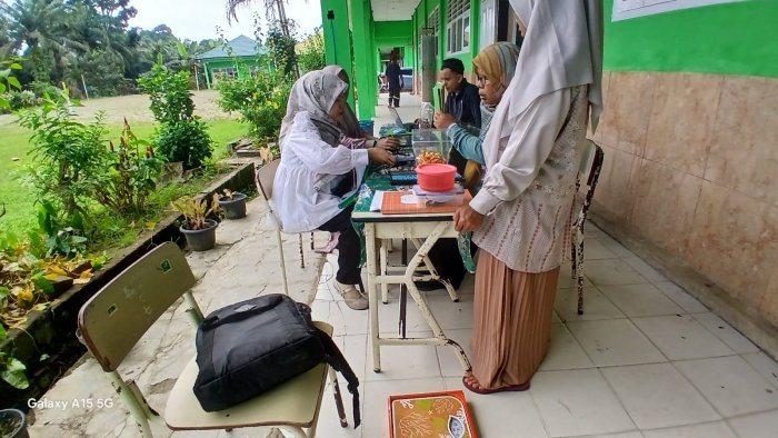 Petugas Kemensos Verifikasi Data Siswa di MIN 2 Muaro Jambi