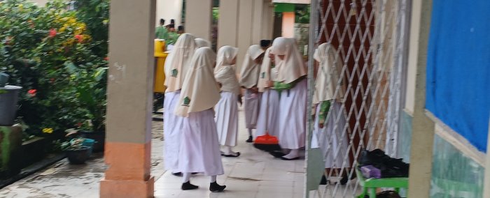 Mikailah Siswa MIN 2 Muaro Jambi Teladani Kebersihan Madrasah