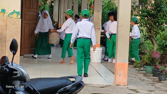 Siswa MIN 2 Muaro Jambi Jaga Kebersihan Jelang Ujian