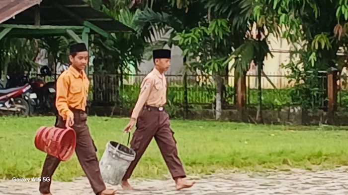 Siswa MIN 2 Muaro Jambi Rutin Buang Sampah Madrasah