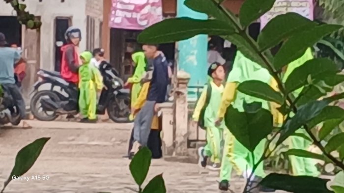 Ruslawati Dan Mustar Guru Piket MIN 2 Muaro Jambi Sambut Siswa di Gerbang Madrasah Mantap