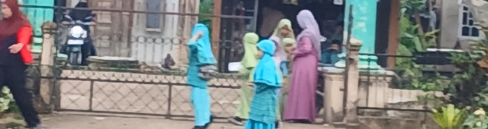 Guru Piket MIN 2 Muaro Jambi Sambut Siswa Setiap Pagi Guru Piket MIN 2 Muaro Jambi Sambut Siswa Setiap Pagi