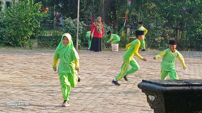 MIN 2 MUARO JAMBI MELAKSANAKAN BERSIH BERSIH