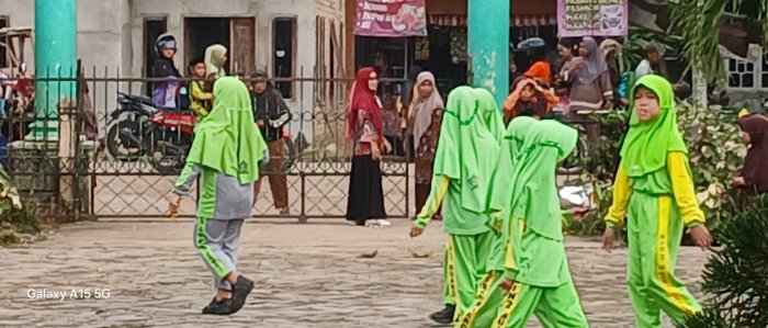 Musyaropah dan Salnita Sambut Hadir Siswa  MIN 2 Muaro Jambi