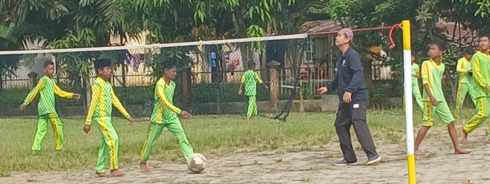Jauharul Guru PJOK MIN 2 Muaro Jambi Ajak Siswa Belajar dan Bermain di Alam Terbuka