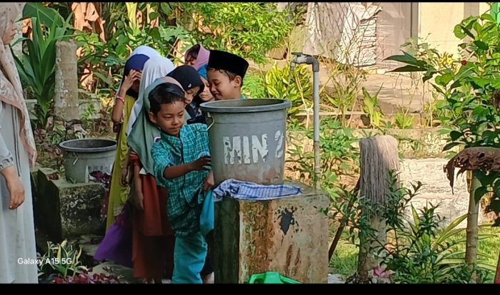 Yerlina Ajak Siswa Kelas 1B Belajar Antri Saat Berwudu