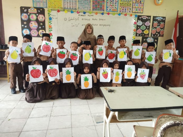 Wali Kelas 1B Adakan Sesi Foto Bertema Buah di Madrasah
