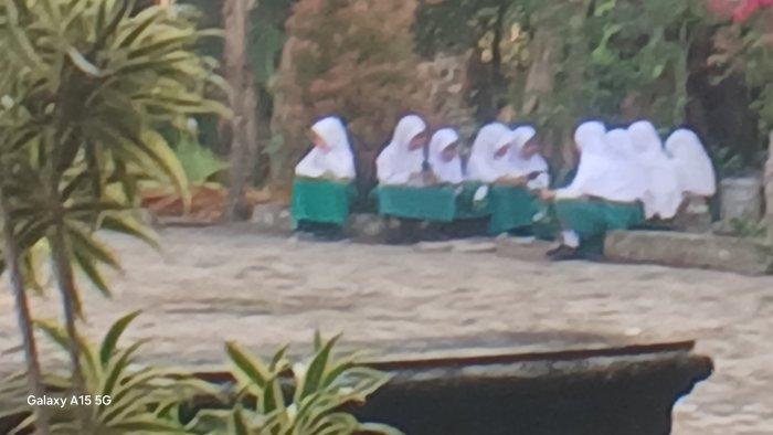 Siswa MIN 2 Muaro Jambi Lakukan Diskusi Kelompok Outdoor