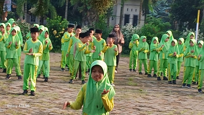 MIN 2 Muaro Jambi Adakan Senam Sehat Bersama Siswa dan Guru MIN 2 Muaro Jambi Adakan Senam Sehat Bersama Siswa dan Guru