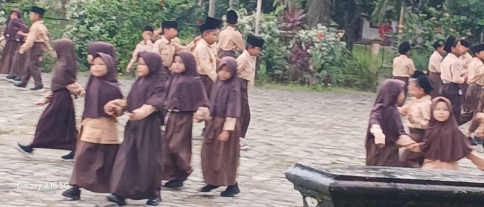 Siswa MIN 2 Muaro Jambi Tetap Semangat Meski Hujan Siswa MIN 2 Muaro Jambi Tetap Semangat Meski Hujan