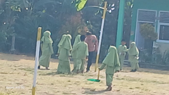 Siswa Kelas 3A Gelar Pungut Sampah Berkelompok