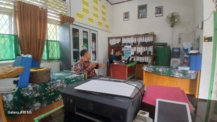 Staf TU Dan Operator MIN 2 Muaro Jambi Bahas Layanan Legalisir Saat Libur