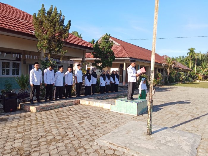 Kebersamaan Guru dan Staf MIN 2 Muaro Jambi di Upacara Bendera