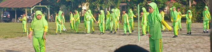 Derani Memimpin Senam Pagi di Madrasah Desa Tarikan