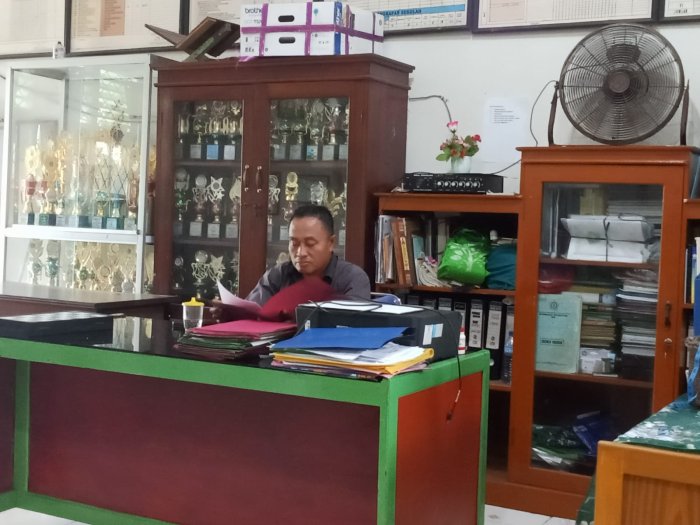 MIN 2 Muaro Jambi Teliti Data Calon Siswa Baru MIN 2 Muaro Jambi Teliti Data Calon Siswa Baru